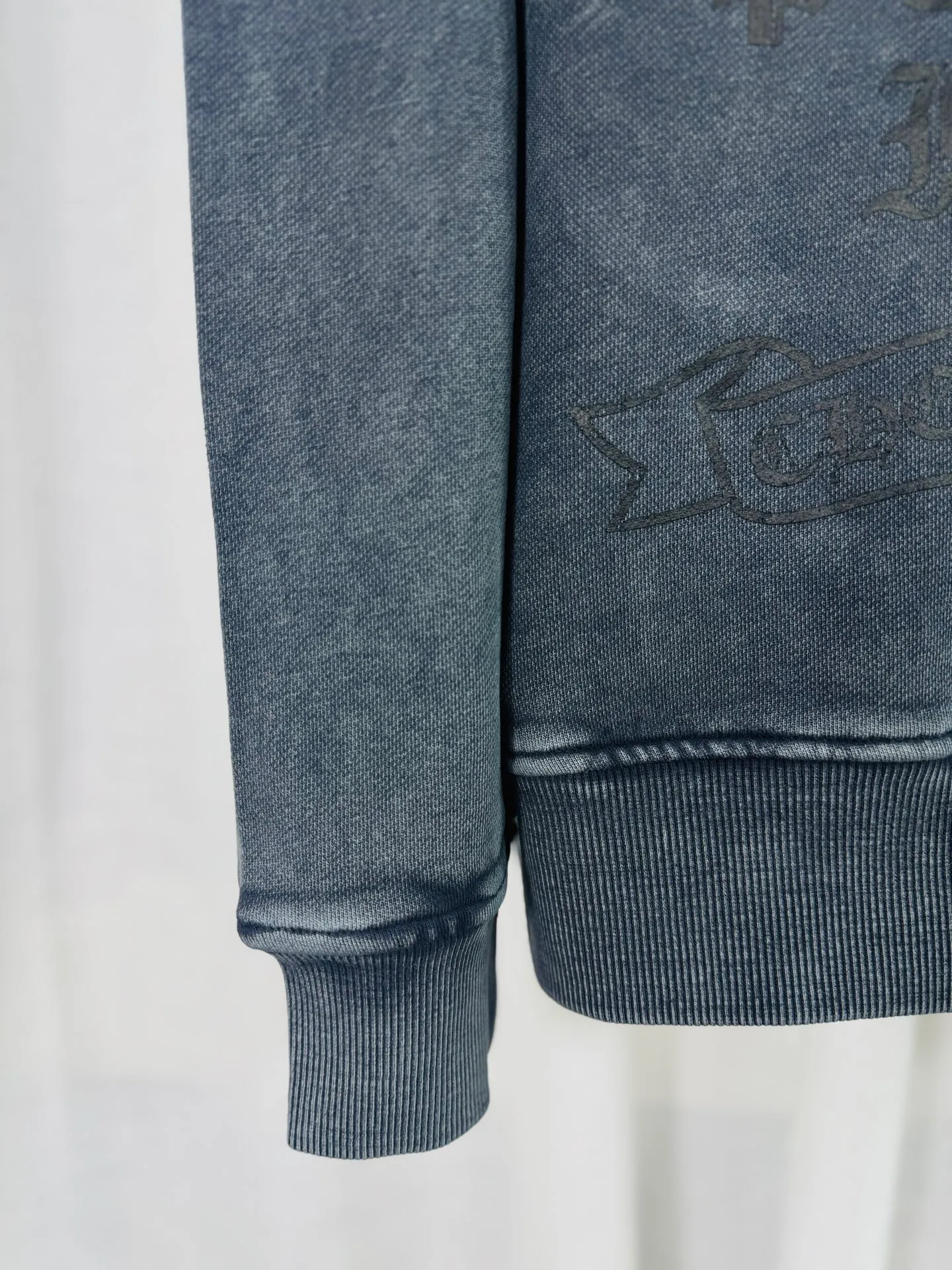 P270 top version, real shot without P, ​​different from market currency) 𝗖𝗵𝗿𝗼𝗺𝗲 𝗛𝗲𝗮𝗿𝘁𝘀/Cro Heart 2025 washed patch embroidery autumn and winter new original single counter American laser burnt 3D three-dimensional color embroidered couple casual sweatshirt 👑The highest version! Customized fabric 430g tripe terry fabric! American acid-washed and distressed original fabric, laser burnt pattern, exquisite embroidery of letters! The best-selling model in the counter, very comfortable to wear. Accessories: original molded and authenticated collar label➕100% silk wash label. Genuine purchase-grade original hangtag➕matching hanging rope➕3D hanging beads➕original packaging bag. Craftsmanship: The original version has consistent wiring! The highest version of the armhole matching technique! Color: Gray Black Size: S M L XL Style No.: 9336